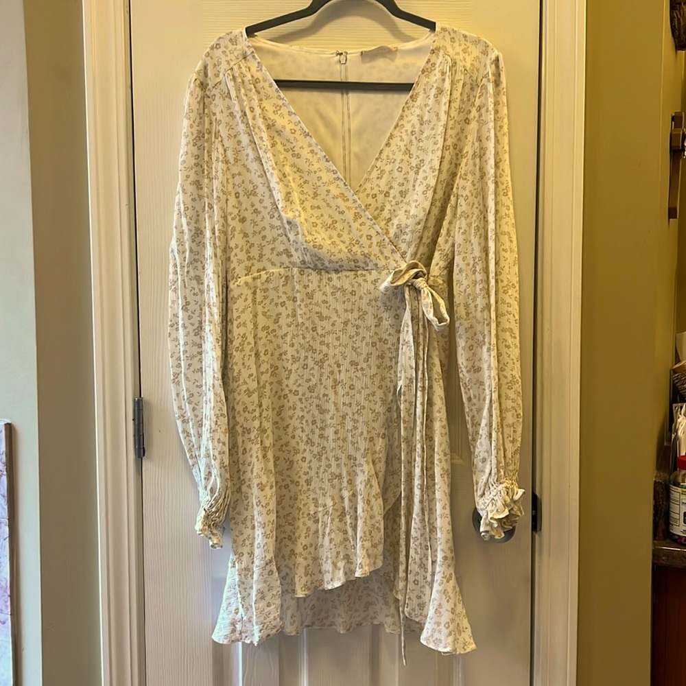 White w/ Tan Flowers Altered State spring Ruffled Dress. Wore once.